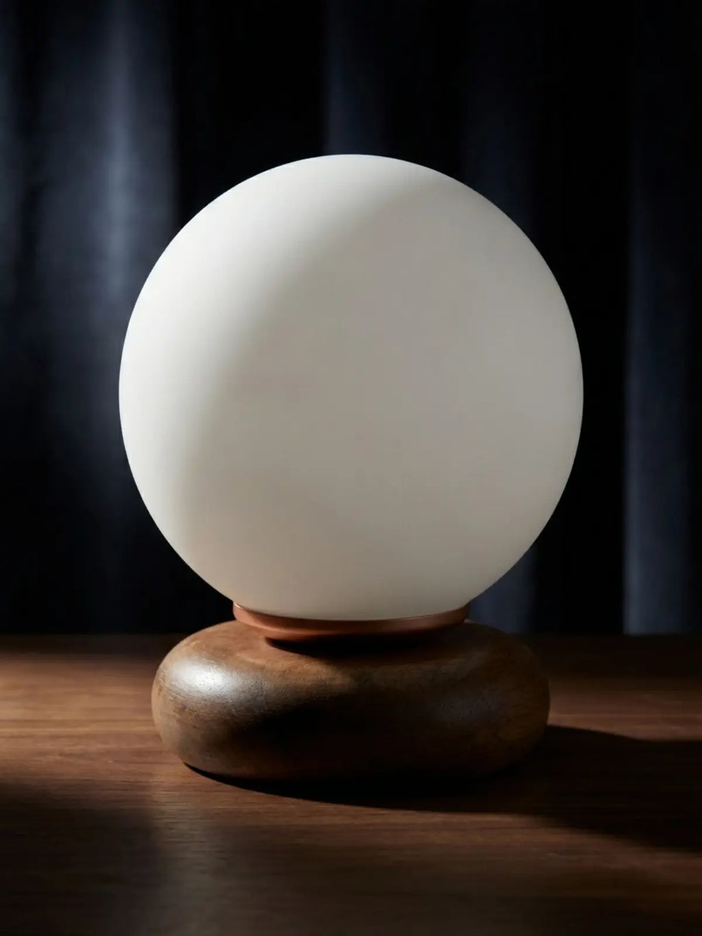 Alldesco Orbina Soft Opal Cam Masa Lambası – Ahşap Tabanlı Minimal Abajur