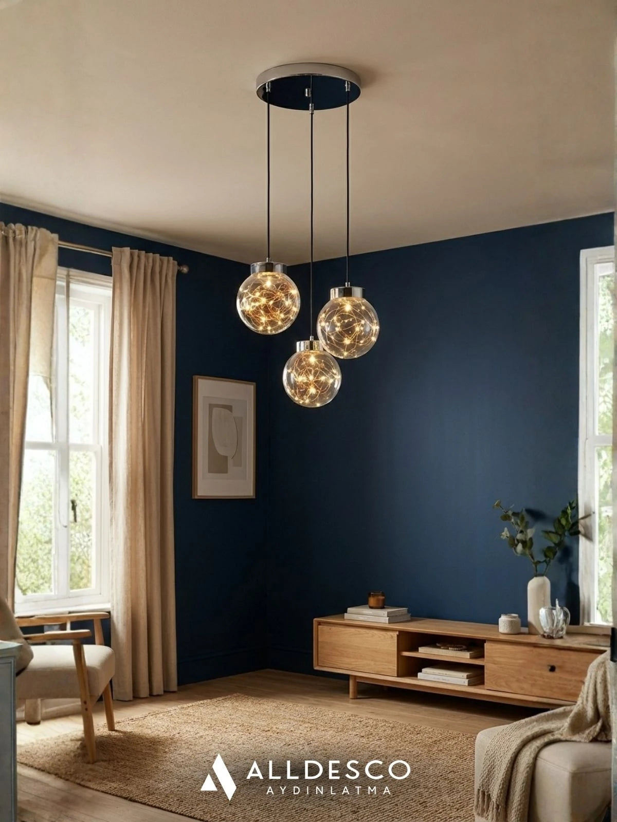 Glow 3’lü Peri LED Avize – Bal / Füme Cam Küreli Modern Sarkıt Avize (Gold & Krom Kaplama)
