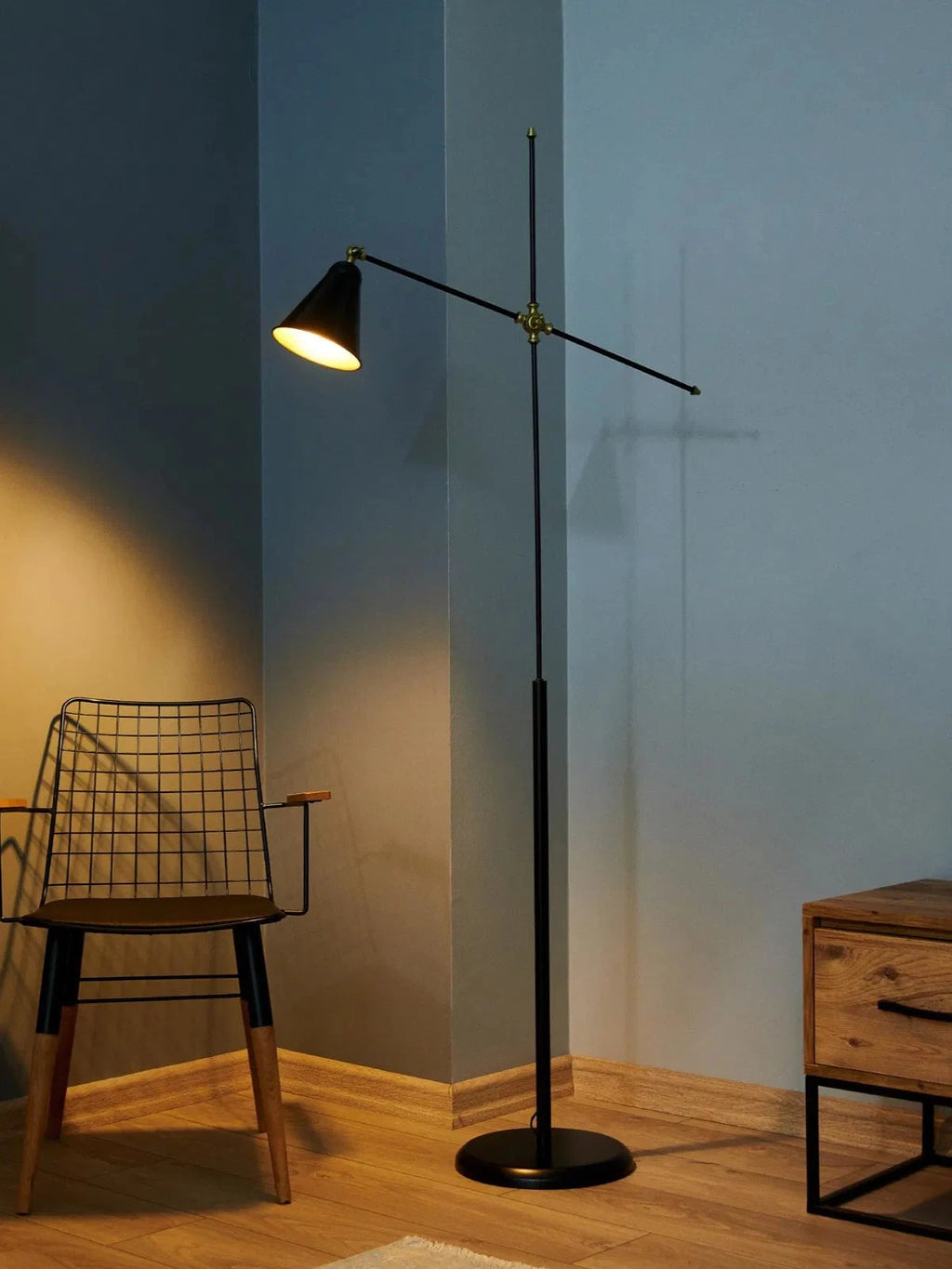 Axis Metal Lambader – Minimalist & Ayarlanabilir