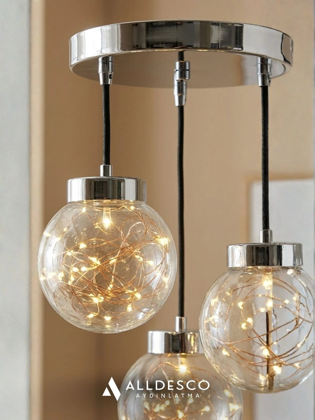 Glow 3’lü Peri LED Avize – Bal / Füme Cam Küreli Modern Sarkıt Avize (Gold & Krom Kaplama)
