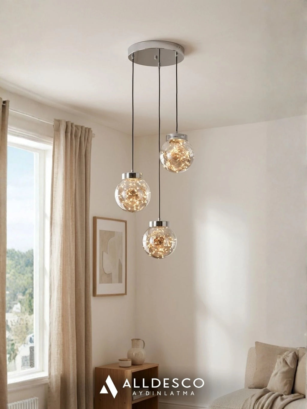 Glow 3’lü Peri LED Avize – Bal / Füme Cam Küreli Modern Sarkıt Avize (Gold & Krom Kaplama)