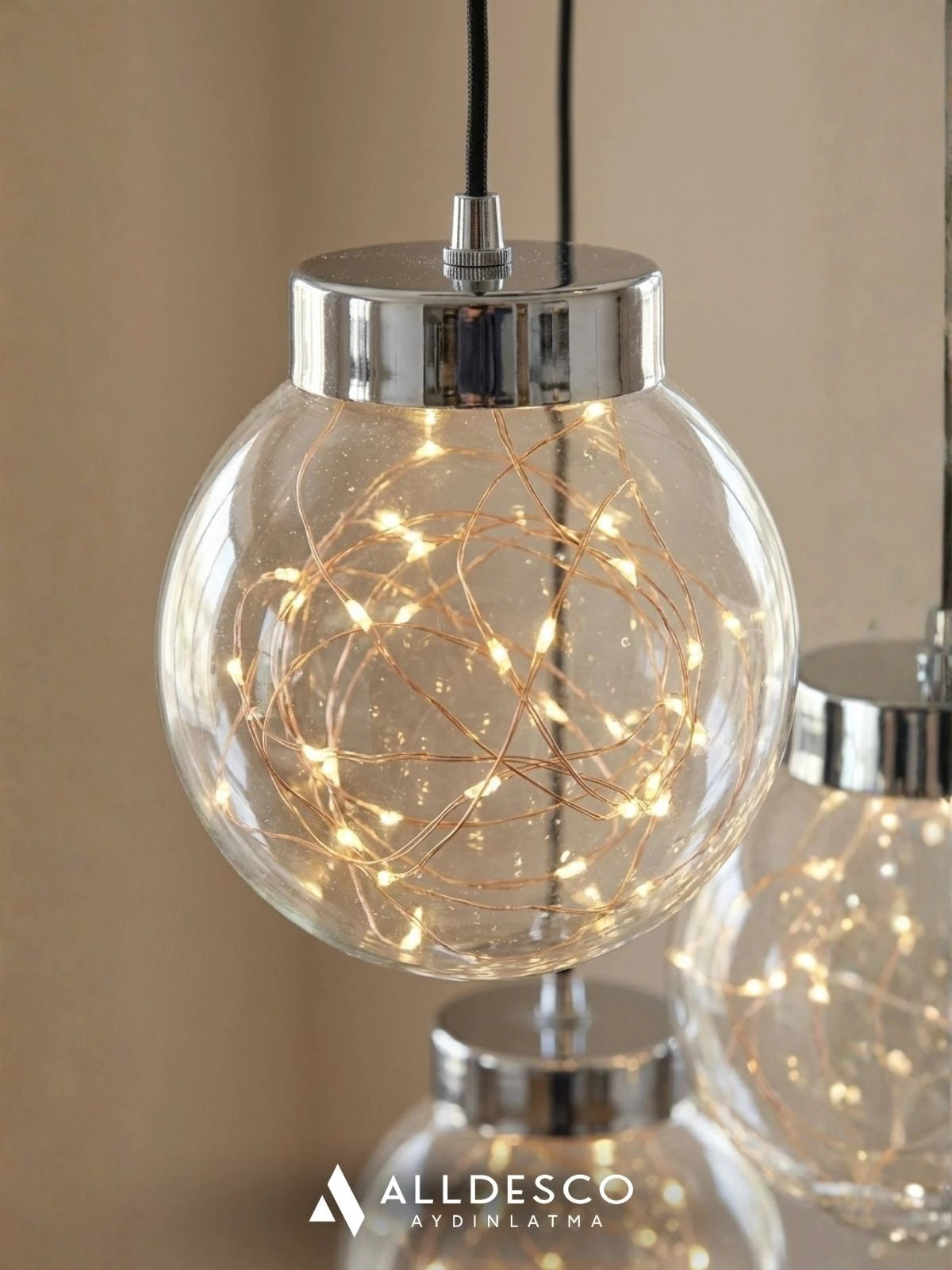 Glow 3’lü Peri LED Avize – Bal / Füme Cam Küreli Modern Sarkıt Avize (Gold & Krom Kaplama)