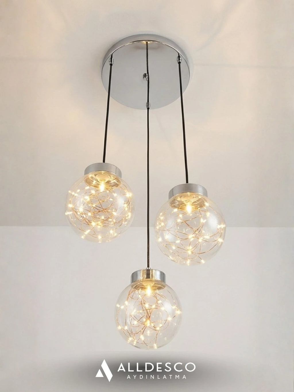 Glow 3’lü Peri LED Avize – Bal / Füme Cam Küreli Modern Sarkıt Avize (Gold & Krom Kaplama)