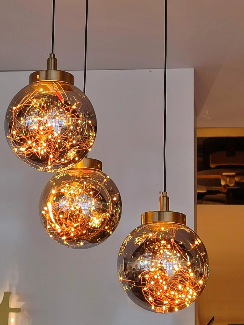 Glow 3’lü Peri LED Avize – Bal / Füme Cam Küreli Modern Sarkıt Avize (Gold & Krom Kaplama)